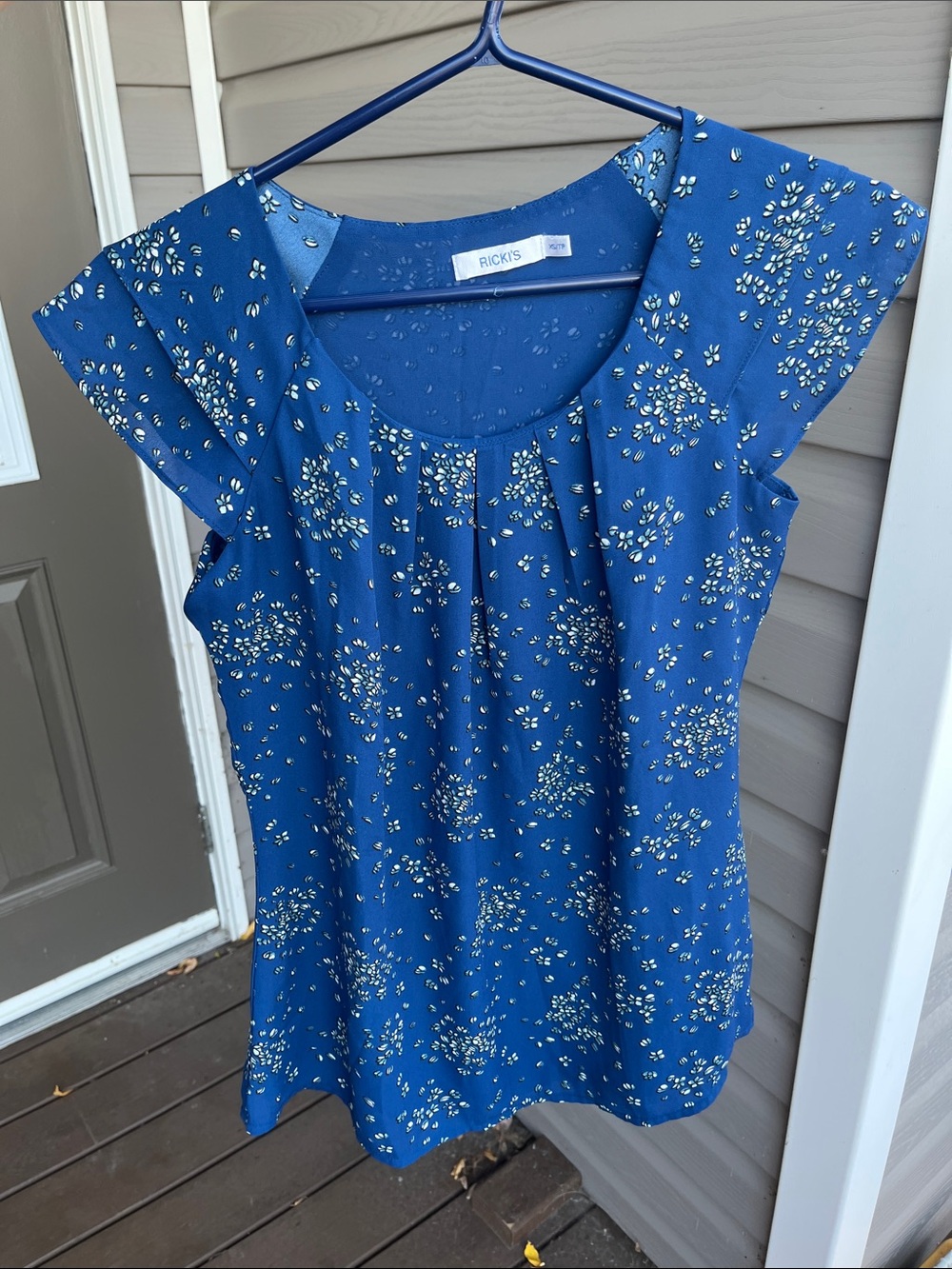 Ricki's Layered flutter sleeve, pleated neckline flowy blouse. XS.